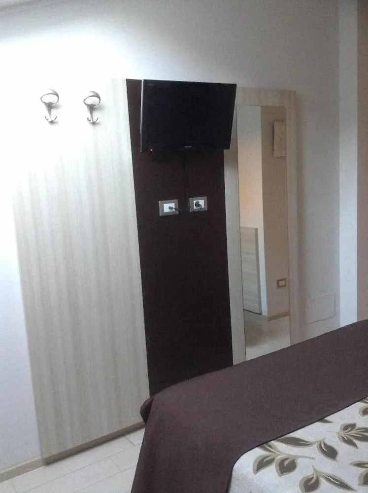 Hotel Holiday- Alla Finestrella Bologna 3*,